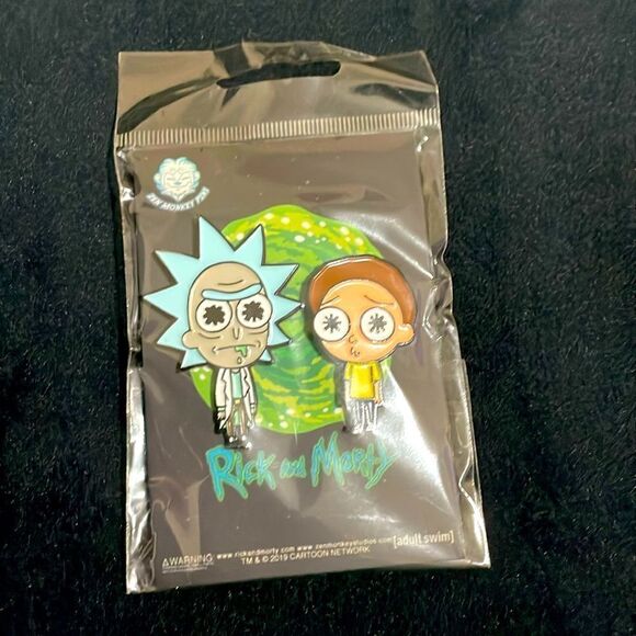New sealed in package set of 2 lil Rick and Morty Cartoon Network comic con pins - Picture 1 of 4